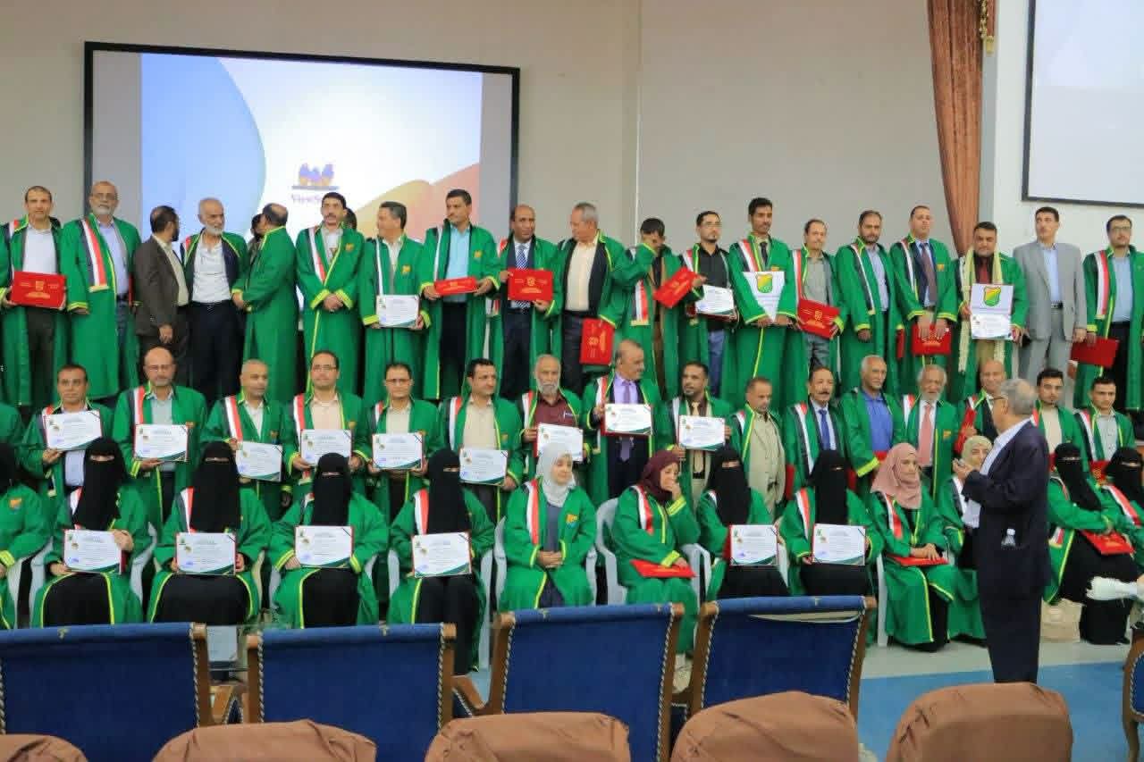 عمادة كلية الصيدلة تبارك لنخبة من علمائها بمناسبة تكريمهم من رئاسة جامعة صنعاء