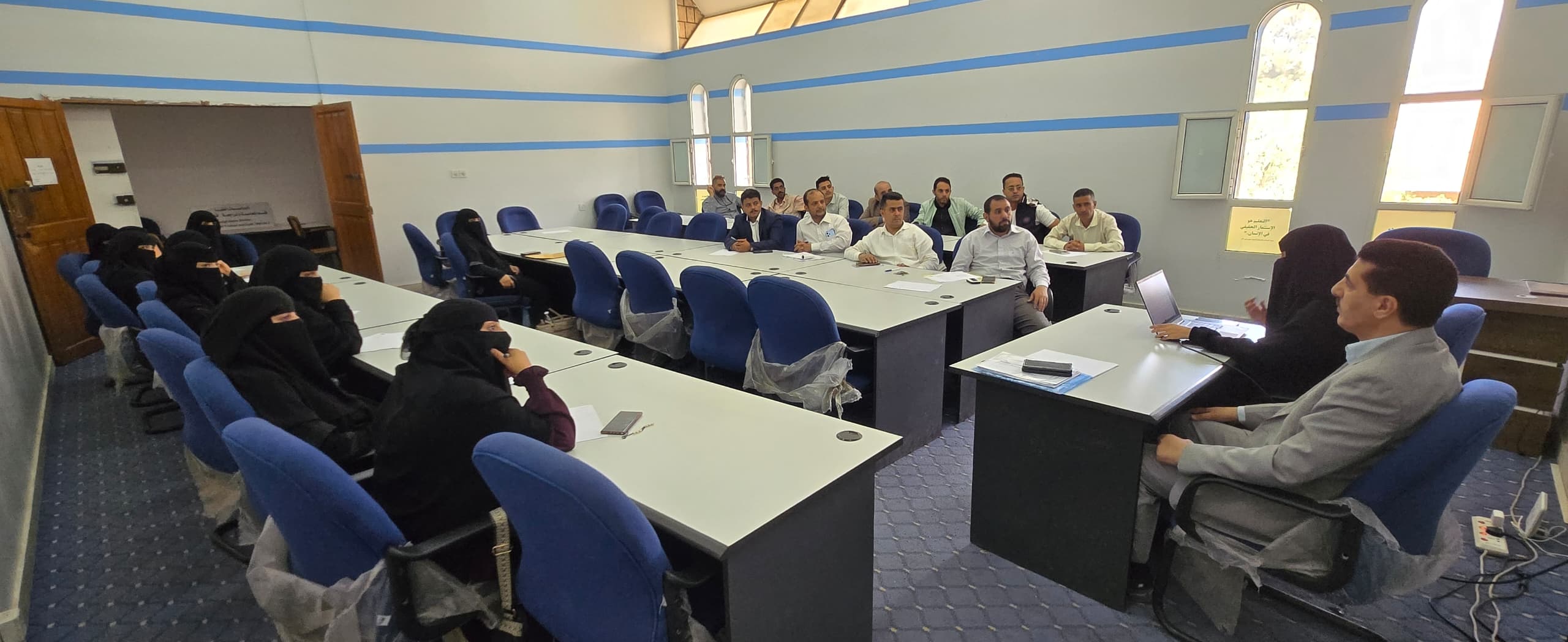 جامعة صنعاء تستعرض مواقعها الإلكترونية بحلتها الجديدة وتدرب مسؤوليها على آليات التشغيل وال