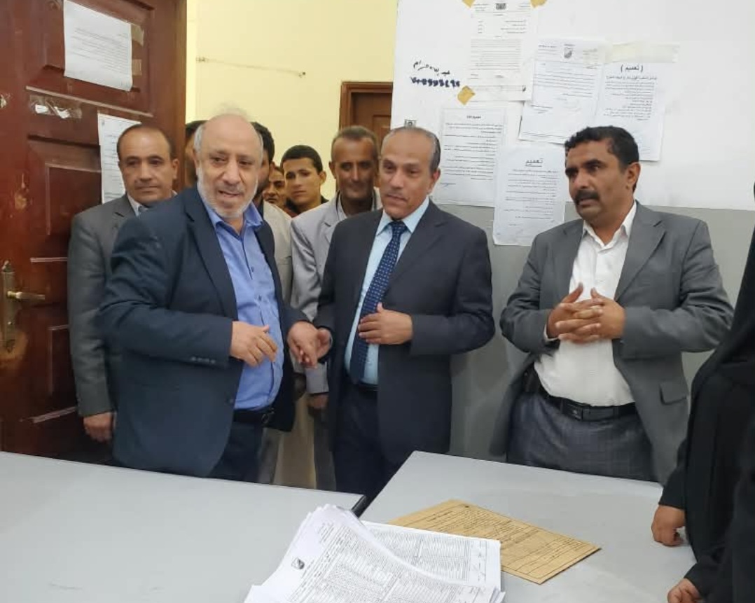 رئيس الجامعة يتفقد كلية الشريعة والقانون ويثمّن جهود كوادرها الإدارية